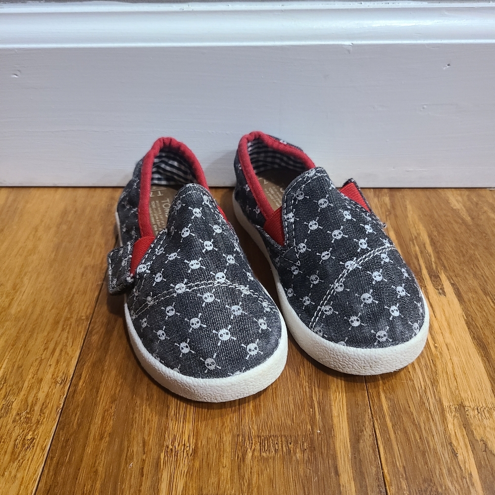 Tiny TOMS Skull & Crossbones Toddler Shoes Size 7 T Slip On Hook Loop Pirate